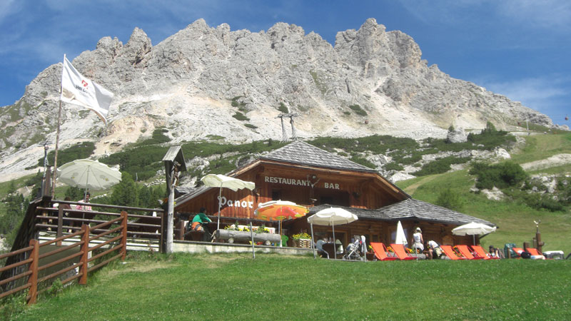 Dolomiterna med Garda Sjn